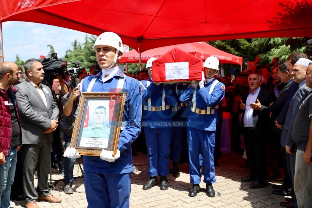 ORDU ŞEHİDİNE AĞLADI