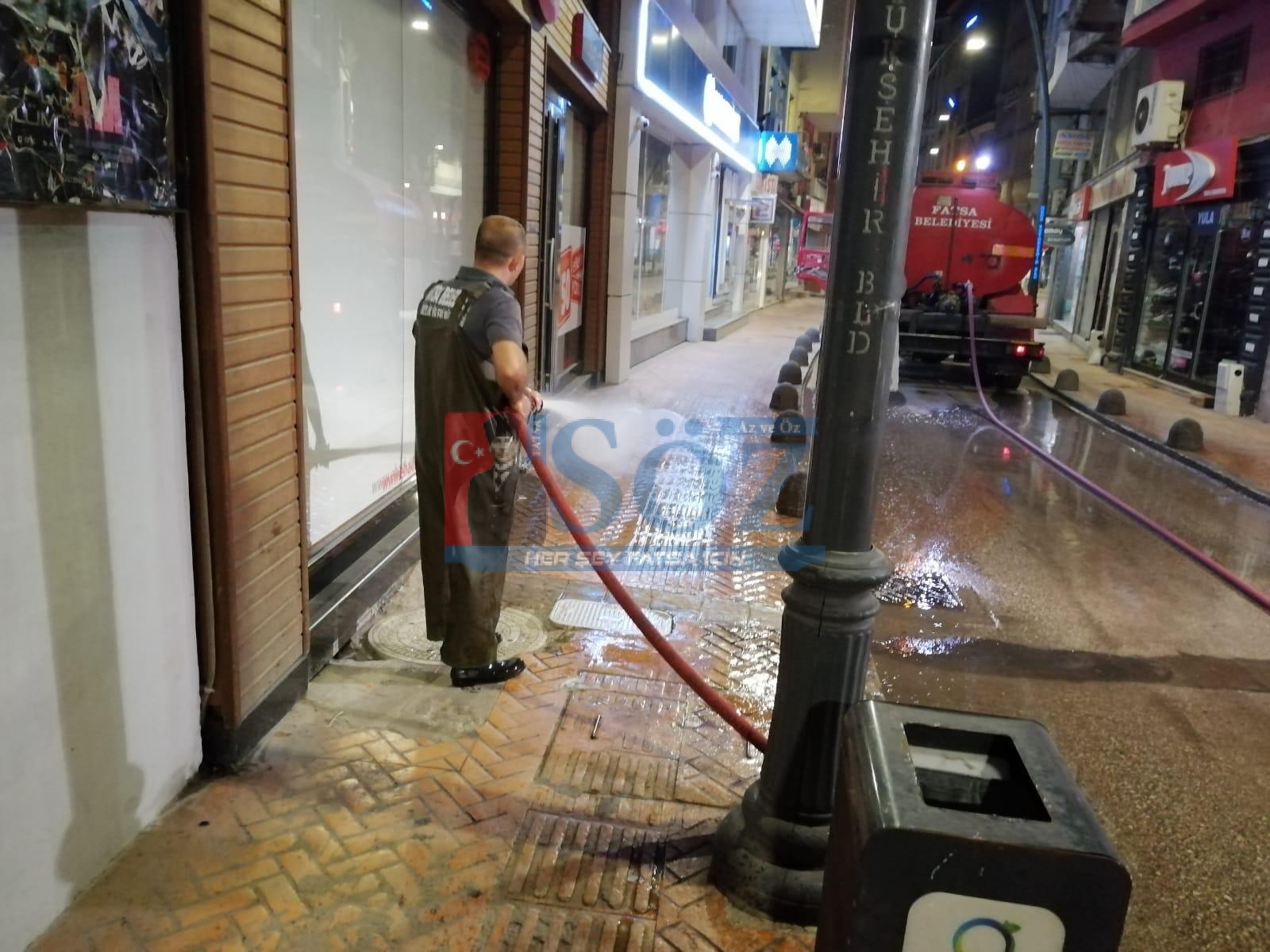 TEMİZLİK EKİPLERİ ÖZVERİLİ ÇALIŞMALARINA DEVAM EDİYOR