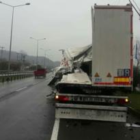 KAVAKLAR’DA TIR KAZASI