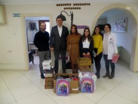 BAŞKAN KARATAŞ ÖĞRENCİLERE, YENİ YIL HEDİYELERİNİ TESLİM ETTİ