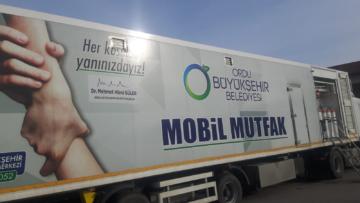 MOBİL MUTFAK TIRI DEPREMZEDELERİN İÇİNİ ISITIYOR