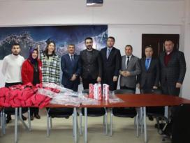 10 ADET KÖY OKULUNA BATMİNTON SPOR MALZEMELERİ VE ROBOTİK KODLAMA SETİ DAĞITILDI