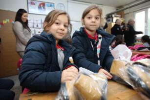 FATSA’DA 2 BİN 400 ÖĞRENCİYE MONT VE BOT YARDIMI