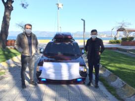 Koronavirüse dikkat çekmek için otomobile maske taktı