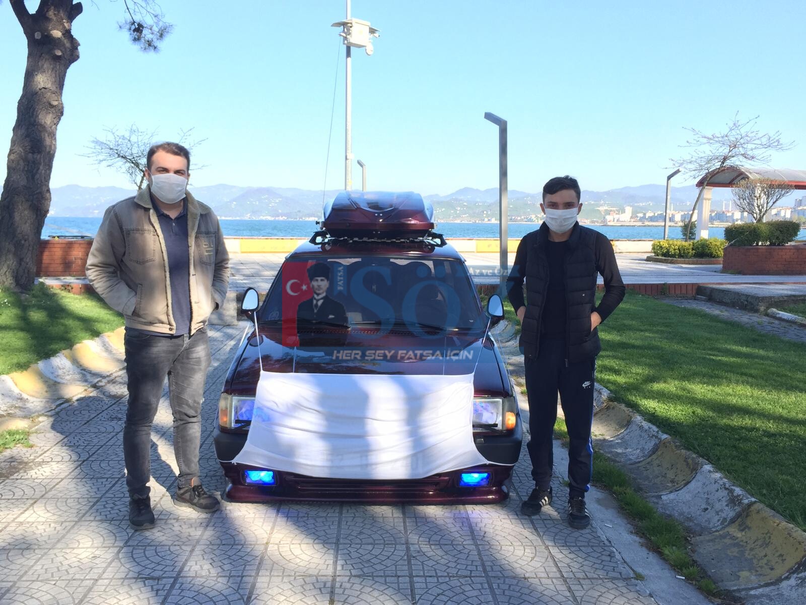 Koronavirüse dikkat çekmek için otomobile maske taktı