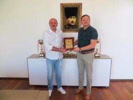 TOLGA SİPAHİ’DEN TAYFUN KARATAŞ’A TEŞEKKÜR PLAKETİ