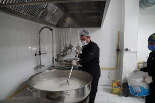 ÜRETİCİLER YETİŞTİRİYOR AŞEVİNDE PİŞİRİLİYOR