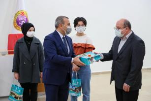 EN ÇOK KİTAP OKUYANLAR VALİ SONEL TARAFINDAN ÖDÜLLENDİRİLDİ