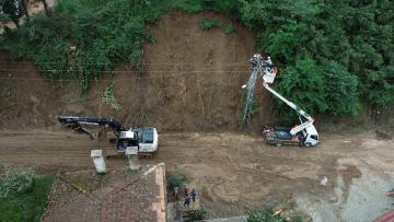 İŞ MAKİNELERİ VE PERSONELLER SEL YARALARINI SARIYOR