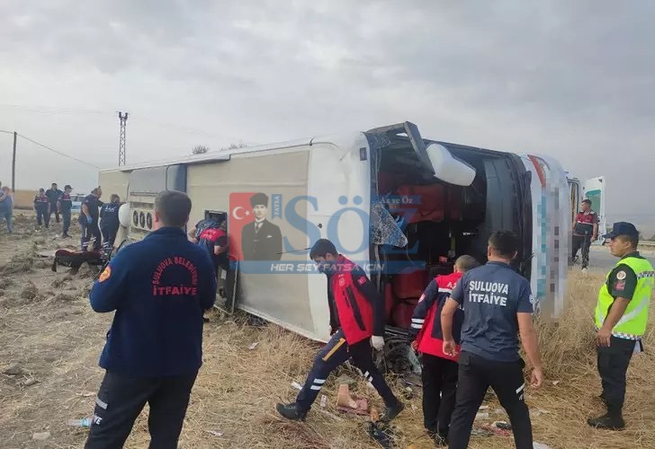 Amasya’nın Merzifon ilçesinde yolcu otobüsü devrildi.