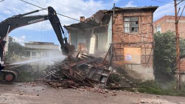 GÖRÜNTÜ KİRLİLİĞİ YAPAN METRUK BİNALAR YIKILIYOR