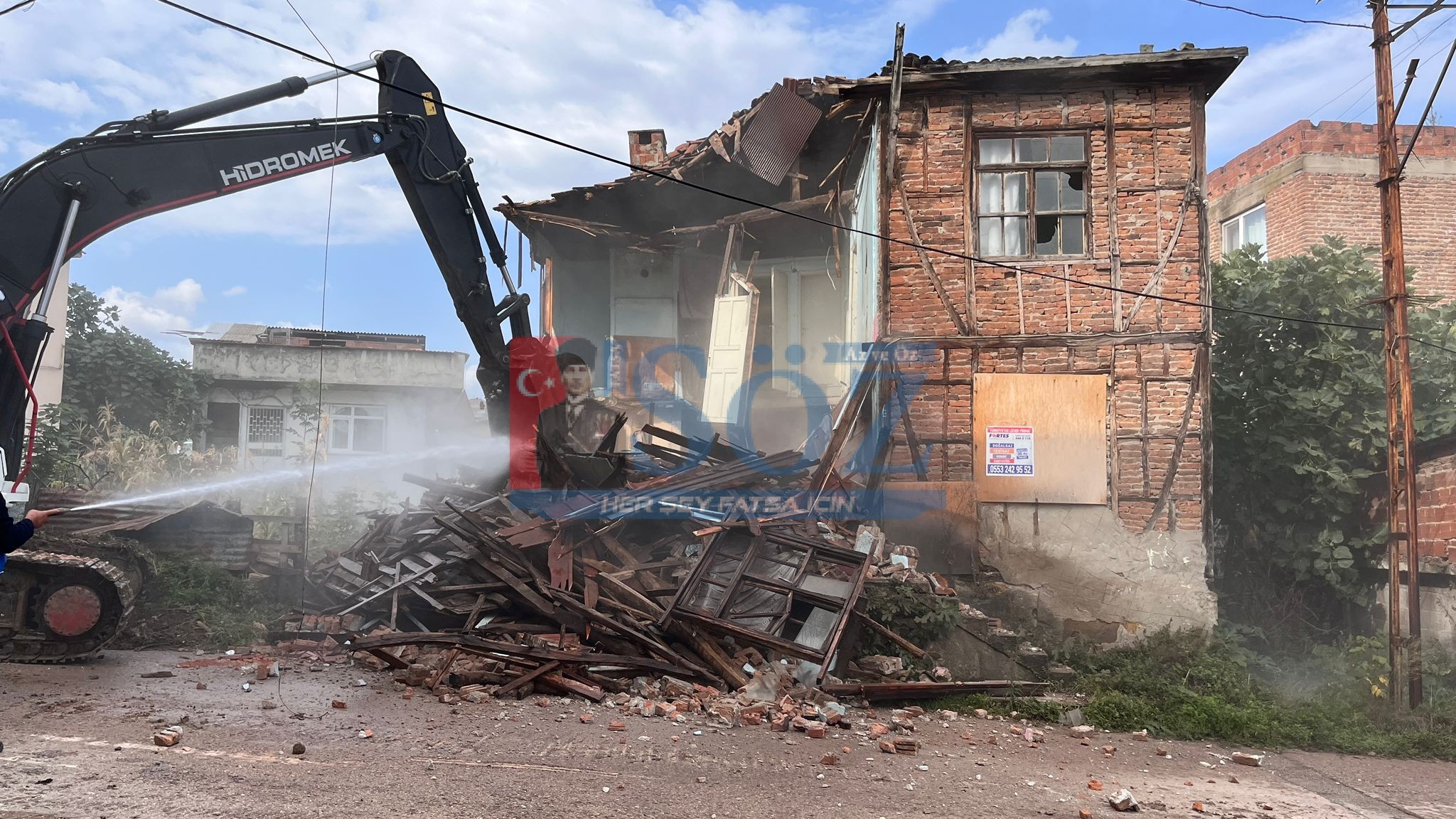 GÖRÜNTÜ KİRLİLİĞİ YAPAN METRUK BİNALAR YIKILIYOR