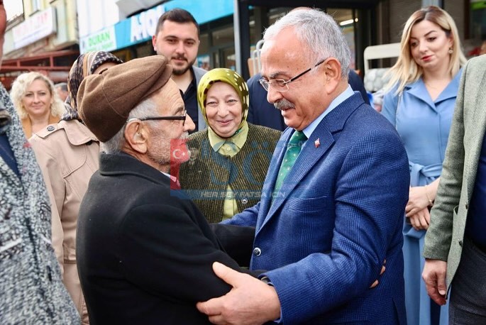 SABAH EZANI İLE SAHAYA İNEN BAŞKAN GÜLER, GECE YARISINA KADAR HALKIN ARASINDA YOĞUN BİR TEMPO SERGİLİYOR…