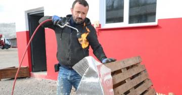 HAYVAN SEVERLER VE BELEDİYE ELELE VEREREK CAN DOSTLAR İÇİN KULÜBE YAPTI