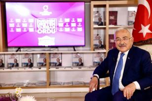 BAŞKAN GÜLER’DEN GÜNDEME DAİR AÇIK VE NET MESAJLAR “MERDİVEN ALTI ANKET ŞİRKETLERİ VAR. BİZİM ÇALIŞMALARIMIZDA EN YAKIN RAKİBE GÖRE YÜZDE 25 ÖNDE DURUMUNDAYIZ. 31 MART’TA ÇOK İYİ BİR SONUÇLA HEM DEMOKRASİ DERSİ VERECEĞİZ HEM DE SİYASETTE BİR TEMİZLENME OLACAK.” “BENİM SİYASET ANLAYIŞIMA GÖRE SİYASET SONUÇ ALMA SANATIDIR. BAŞKALARININ HATA YAPMASI ÜZERİNE SİYASET YAPILMAZ. ELEŞTİRİLERLE SİYASET YAPILMAZ. ESER SİYASETİ OLARAK İDDİALARINIZ VARDIR. DÜŞÜNCELERİNİZ, PROJELERİNİZ VARDIR BUNLARI YAPARSINIZ. BİZİM ÜSTÜNLÜĞÜMÜZ DE BU” “KALABALIK ÇOK BİR ŞEY İFADE ETMEZ. BİR ANLAMDA ŞUNU İFADE EDER, İLGİYİ GÖSTERİR AMA ÖNEMLİ OLAN ORADAKİ COŞKUDUR.” “ORDU’DA SUYUN MALİYETİ 50 TL’NİN ÜZERİNDE ANCAK BİZ 21 TL’YE SATARAK FEDAKARLIK YAPIYORUZ. BİZ UCUZ KULLANANLAR ARASINDAYIZ”