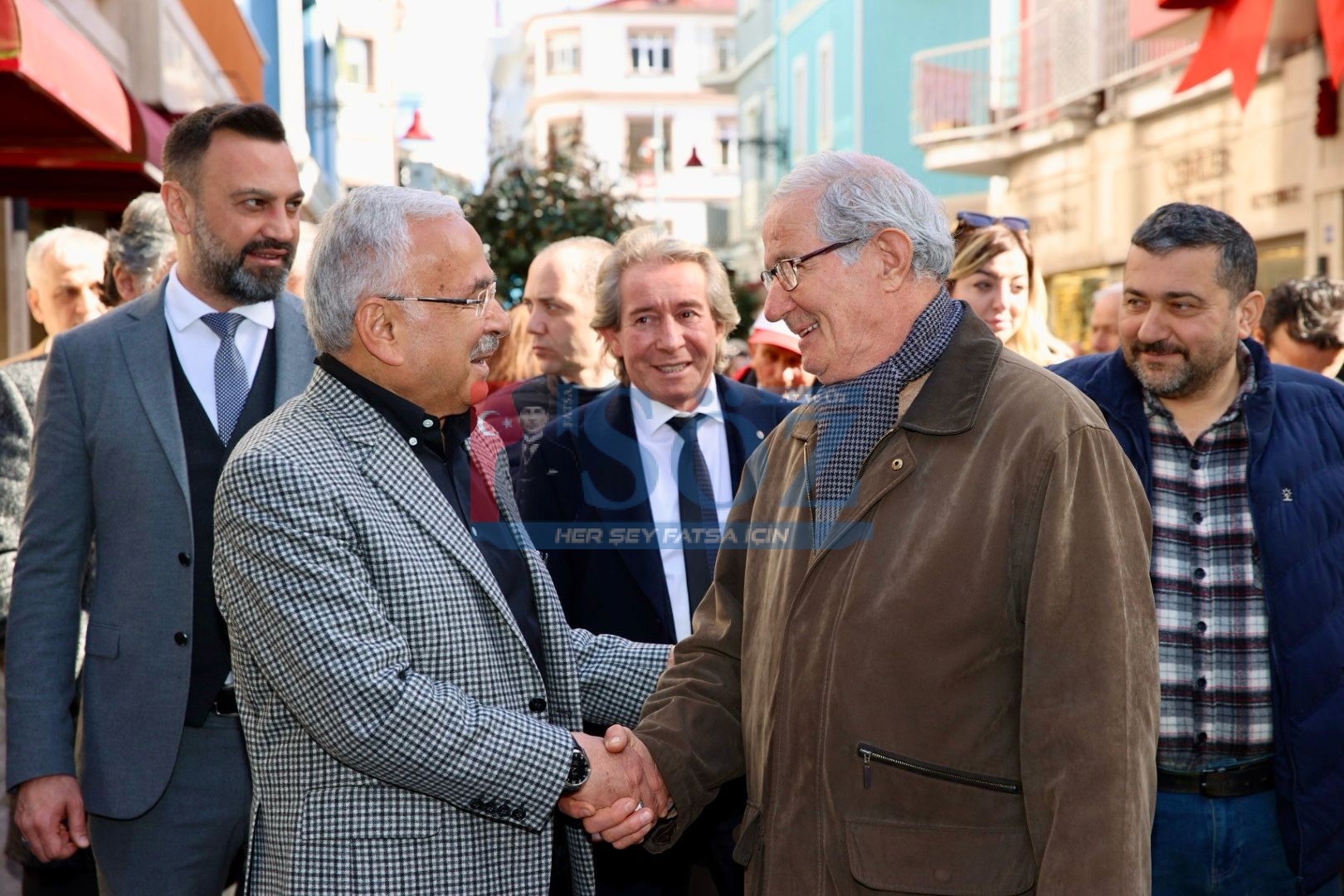BAŞKAN GÜLER ALTINORDU’NUN KALBİNDEYDİ SIRRI PAŞA’NIN MİMARI BAŞKAN GÜLER’E CADDE ESNAFINDAN DESTEK
