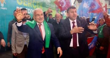 HİLMİ GÜLER ULUBEY MEYDANINDAN SORDU: BU PARALAR NEREDE? “SAHTE YANGIN RAPORU İLE YIKILAN BELDE OTELİN PARASI NEREDE? 752 KM PROJELENDİRİLEN VE YARIM YAMALAK SADECE 450 KM’Sİ YAPILAN SICAK ASFALT PROJESİNİN PARALARI NEREDE? 4,5 KAT SATTIĞIN ARSALARIN PARASI NEREDE? GÖZ GÖRE GÖRE GASP EDİLEN PARKLAR VE YEŞİL ALANLARIN PARALARI NEREDE? “ÇAĞLAYAN VE SAYACA MAHALLERİNDE YAPILACAK OLAN MADEN SAHASINA ASLA GEÇİT VERMEYECEĞİZ. FATSA’DA ALTIN MADENİNE NASIL GEÇİT VERMEDİYSEK, BURAYA DA GEÇİT VERMEYECEĞİZ” “BİZ KİMSEYE PABUÇ BIRAKMAYIZ” “KİMSE HESAP VERMEDEN BİR YERE GİDEMEZ”