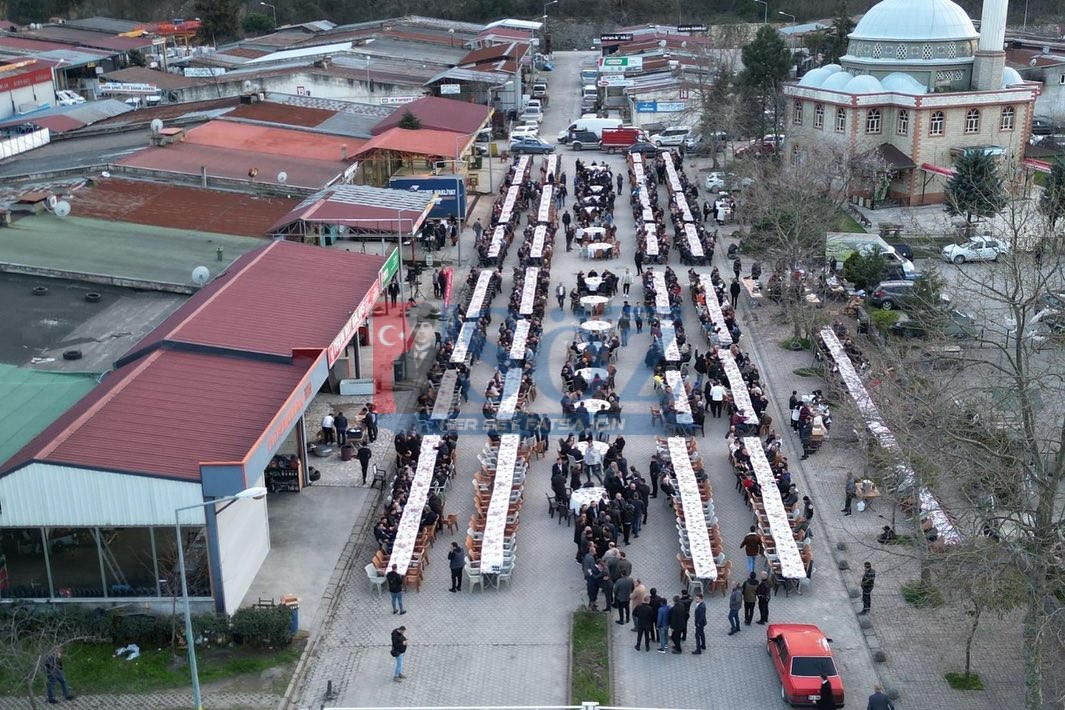 BAŞKAN GÜLER, FATSA SANAYİ ESNAFIYLA İFTAR SOFRASINDA FATSA BÜYÜK SANAYİ SİTESİ’NDE ESNAFLA KUCAKLAŞAN BAŞKAN GÜLER, İFTARINI DA ONLARLA YAPTI