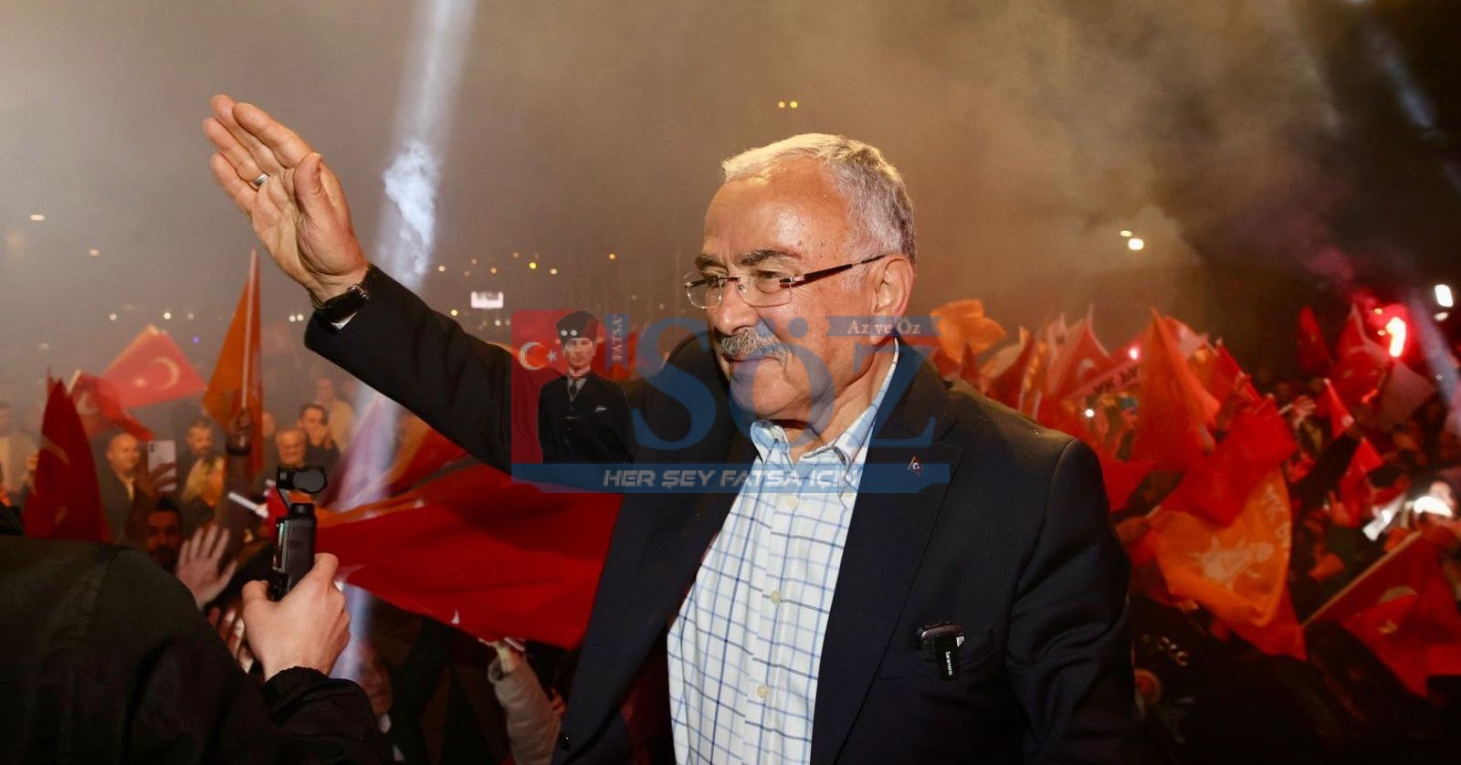 DURMAK YOK HİLMİ GÜLER İLE YOLA DEVAM ORDU BÜYÜKŞEHİR BELEDİYE BAŞKANI DR. MEHMET HİLMİ GÜLER, DEMOKRASİ MEYDANINDA KONUŞTU, ÖNEMLİ MESAJLAR VERDİ “BU SEÇİMİ HALKIMIZ KAZANMIŞTIR” “ORDU ORDU’DAN YÖNETİLECEK, PENSİLVANYA’DAN DEĞİL” “FINDIK ORDU’DAN YÖNETİLECEK. BİZİM EMEĞİMİZİ KİMSE ÇALAMAZ” “ORDU SİYASETİ BUNDAN SONRA DAHA TEMİZ OLACAK” “HER ORDULU BİR ASLANDIR. SIRTLANLARLA ASLANLARI KARIŞTIRMAYIN” “SİZİN İÇİN SON NEFESİMİZE KADAR ÇALIŞACAĞIZ”