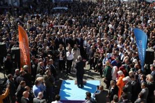 BAŞKAN GÜLER, YENİ DÖNEMİN ROTASINI ÇİZDİ “UZUNCA BİR SÜREDİR ORDU’DA YAŞANAN MASKELİ BALO BİTMİŞTİR. BU MASKELİ BALO BİTTİĞİ İÇİN BUNDAN SONRA HAYATIMIZ DAHA KOLAY OLACAK, DAHA SEVGİ DOLU OLACAK” “ORDUMUZ VE TÜRK DEMOKRASİSİ BAĞIMSIZ YARGI GÖZETİMİNDE TÜM TÜRKİYE’DE ÇOK BAŞARILI BİR İMTİHAN VERMİŞTİR. BU BAŞARILI UYGULAMA DÜNYA DEMOKRASİSİNE DE GÜZEL BİR ÖRNEK TEŞKİL ETMİŞ, DOSTA DÜŞMANA DERS VERMİŞTİR” “EKONOMİYE AĞIRLIK VEREN BİR MODEL UYGULAYACAĞIZ. BURADA AMACIMIZ KENTİ İLE GURUR DUYAN BİR İL OLUŞTURMAK. İKİNCİ OLARAK DA UYUM İÇERİSİNDE, ÖZGÜR, HUZUR İÇİNDE BİR ŞEHİR YAŞANACAK”