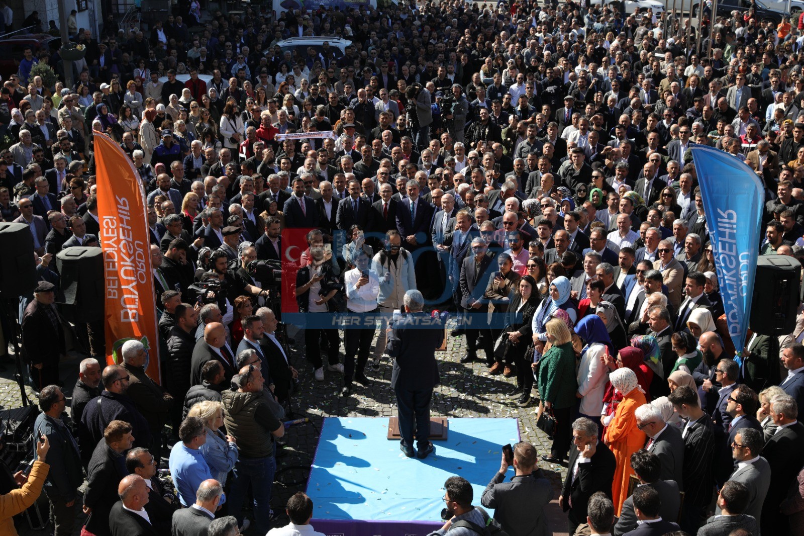 BAŞKAN GÜLER, YENİ DÖNEMİN ROTASINI ÇİZDİ “UZUNCA BİR SÜREDİR ORDU’DA YAŞANAN MASKELİ BALO BİTMİŞTİR. BU MASKELİ BALO BİTTİĞİ İÇİN BUNDAN SONRA HAYATIMIZ DAHA KOLAY OLACAK, DAHA SEVGİ DOLU OLACAK” “ORDUMUZ VE TÜRK DEMOKRASİSİ BAĞIMSIZ YARGI GÖZETİMİNDE TÜM TÜRKİYE’DE ÇOK BAŞARILI BİR İMTİHAN VERMİŞTİR. BU BAŞARILI UYGULAMA DÜNYA DEMOKRASİSİNE DE GÜZEL BİR ÖRNEK TEŞKİL ETMİŞ, DOSTA DÜŞMANA DERS VERMİŞTİR” “EKONOMİYE AĞIRLIK VEREN BİR MODEL UYGULAYACAĞIZ. BURADA AMACIMIZ KENTİ İLE GURUR DUYAN BİR İL OLUŞTURMAK. İKİNCİ OLARAK DA UYUM İÇERİSİNDE, ÖZGÜR, HUZUR İÇİNDE BİR ŞEHİR YAŞANACAK”