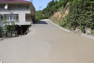 ALTINORDU’DA BETON YOL SEVİNCİ 40 YILDIR ÖZLEMLE BEKLENEN, ALINCA, ALİSAYVAN, ERENLİ VE CUMHURİYET MAHALELLERİNE BAĞLANTI SAĞLAYAN YOL KONFORLU YAPIYA KAVUŞUYOR