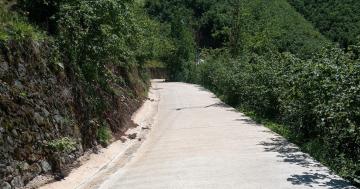 40 YILLIK ÖZLEM SONA ERDİ ALTINORDU’NUN EN UZAK MAHALLELERİNDEN BİRİSİ OLAN VE 4 MAHALLEYE BAĞLANTI SAĞLAYAN ALİSAYVAN MAHALLE YOLU KONFORLU YAPIYA KAVUŞTU