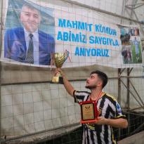 Kupayı Aldı Babasına Koştu…