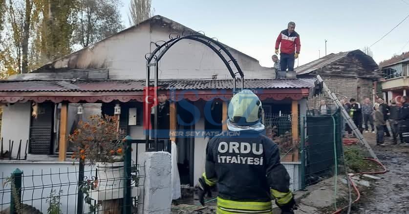 MESUDİYE’DE BİR EV ALEVLERE TESLİM OLDU