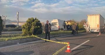 ÜNYE GİRİŞİNDE KAZA :PANELVAN MİNİBÜS TIRA ARKADAN ÇARPTI