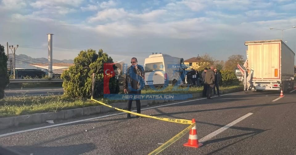 ÜNYE GİRİŞİNDE KAZA :PANELVAN MİNİBÜS TIRA ARKADAN ÇARPTI