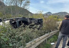 KUMRU -KORGAN YOLUNDA KAMYON DEVRİLDİ