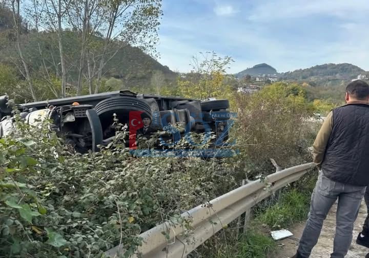 KUMRU -KORGAN YOLUNDA KAMYON DEVRİLDİ