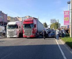 FATSA CUMHURİYET MEYDANI IŞIKLARINDA TIR-OTOMOBİL ÇARPIŞMASI