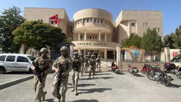 DÖVDÜĞÜ EŞİNİN ÖLDÜĞÜNÜ ZANNEDİP OLAYI GİZLEMEK İÇİN TRAFİK KAZASI GİBİ GÖSTERMEYE ÇALIŞTI