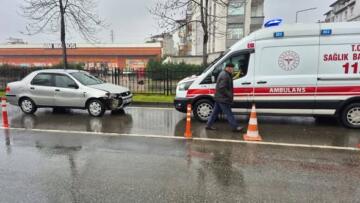 DİREKSİYON BAŞINDA FENALAŞTI ! ARAÇ DUBALARA ÇARPARAK DURABİLDİ