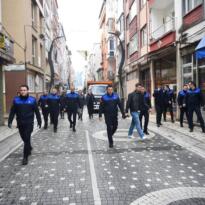 KALDIRIM İŞGALİNE GEÇİT YOK DÜKKAN ÖNLERİNE KOYULAN DUBALAR VE EŞYALAR ZABITA TARAFINDAN TOPLANDI