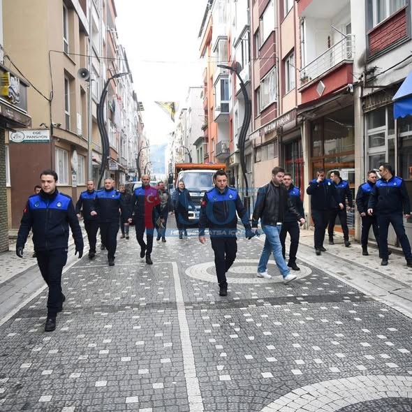 KALDIRIM İŞGALİNE GEÇİT YOK DÜKKAN ÖNLERİNE KOYULAN DUBALAR VE EŞYALAR ZABITA TARAFINDAN TOPLANDI