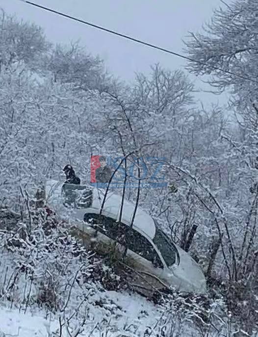 ORDU’NUN KUMRU İLÇESİNDE KAR YAĞIŞININ ARDINDAN MEYDANA GELEN KAZADA, KONTROLDEN ÇIKAN BİR ARAÇ FINDIK BAHÇESİNE UÇTU.