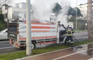 SEYİR HALİNDEKİ KAMYONET ALEV ALDI