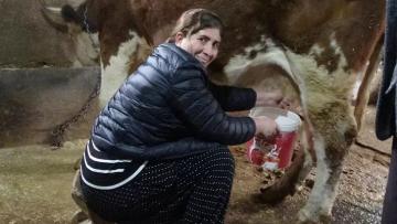 TUNCELİ’NİN HOZAT İLÇESİNDE YAPILAN MUHTARLIK SEÇİMLERİNDE 58 YAŞINDAKİ YAZGÜLÜ ALMAZ,8 ERKEK RAKİBİNİ GERİDE BIRAKARAK MUHTAR OLDU