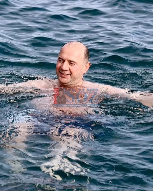 BUZ GİBİ KARADENİZ’DE SÜPRİZ ANLAR: ORDULU VALİ DENİZE GİRDİ