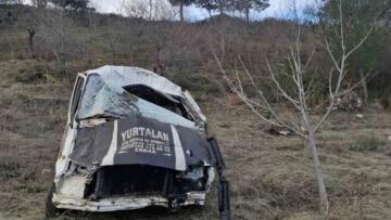 ORDU YOLUNDA KAZA:MİNİBÜS ŞARAMPOLE YUVARLANDI