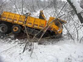 KORGAN’DA KAMYON ŞARAMPOLE YUVARLANDI