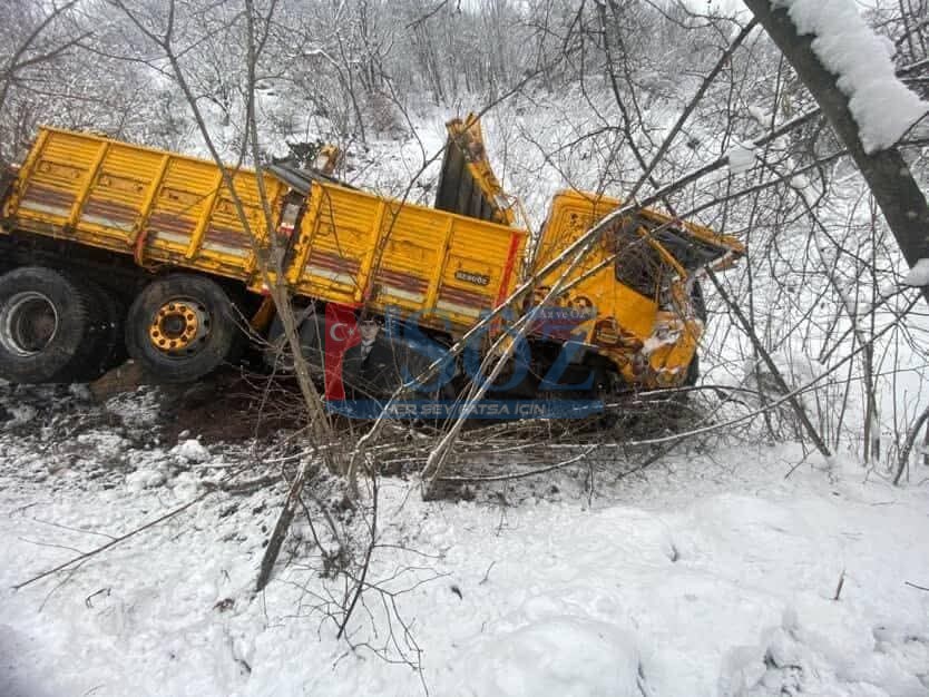KORGAN’DA KAMYON ŞARAMPOLE YUVARLANDI