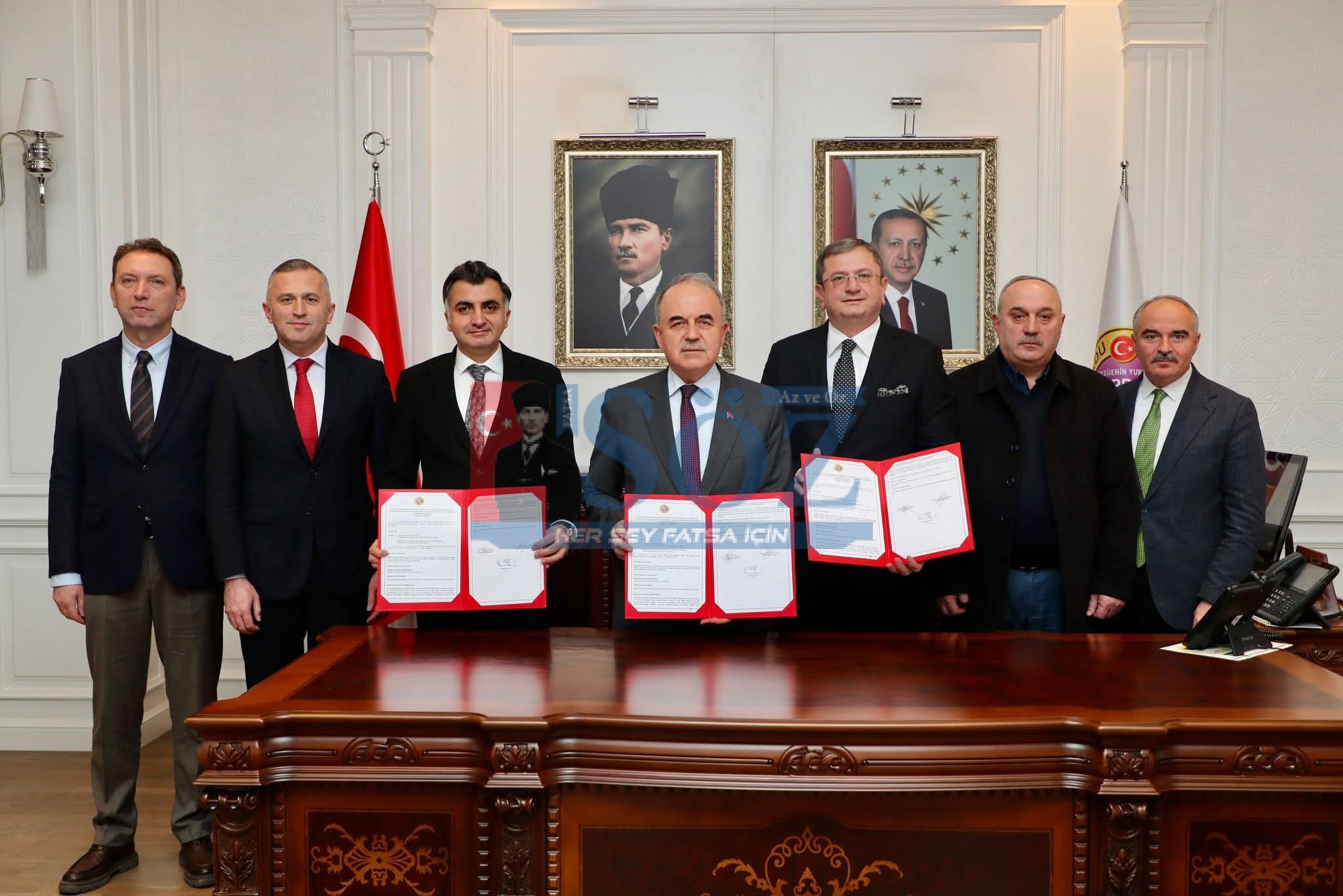 İLÇEMİZ KONAKBAŞI MAHALLESİNDE BULUNAN TAŞINMAZ ÜZERİNE, FATSA ORGANİZE SANAYİ BÖLGESİ YÖNETİM KURULU BAŞKANLIĞI TARAFINDAN YAPTIRILACAK OLAN 8 DERSLİKLİ ANAOKULU’NUN YAPIM PROTOKOLÜ İMZA TÖRENİ ORDU VALİLİĞİ MAKAMINDA GERÇEKLEŞTİRİLDİ.