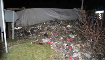 ÜNYE’DE ÇÖP KAMYONU DEVRİLDİ:SÜRÜCÜ YARALI