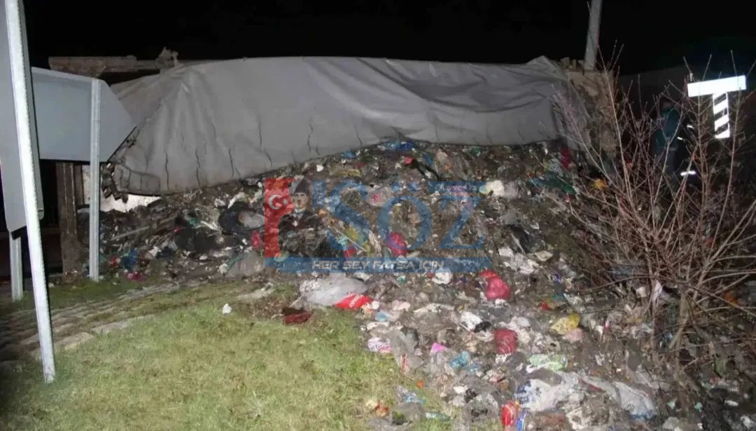 ÜNYE’DE ÇÖP KAMYONU DEVRİLDİ:SÜRÜCÜ YARALI