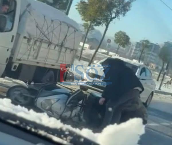 FATSA’NIN EVKAF MAHALLESİ’NDE,KUMRU- KORGAN YOLU ÜZERİNDE ETKİLİ OLAN BUZLANMA NEDENİYLE BİR MOTOSİKLET KAZASI MEYDANA GELDİ