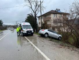 Meşebükü Yolunda Kaza: Araç Bahçeye Uçtu, 2 Kişi Yaralandı